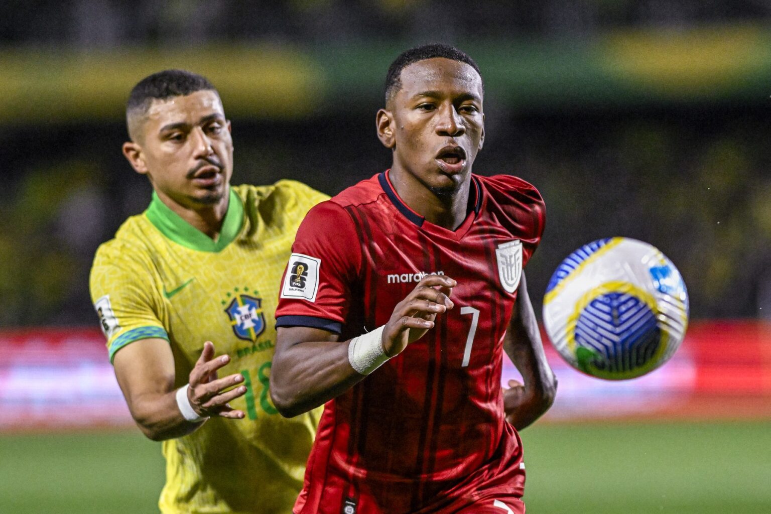 Brazílčan Andre a Ekvádorčan Estupiñán v akcii počas kvalifikačného zápasu na MS 2026. Foto: Profimedia.sk