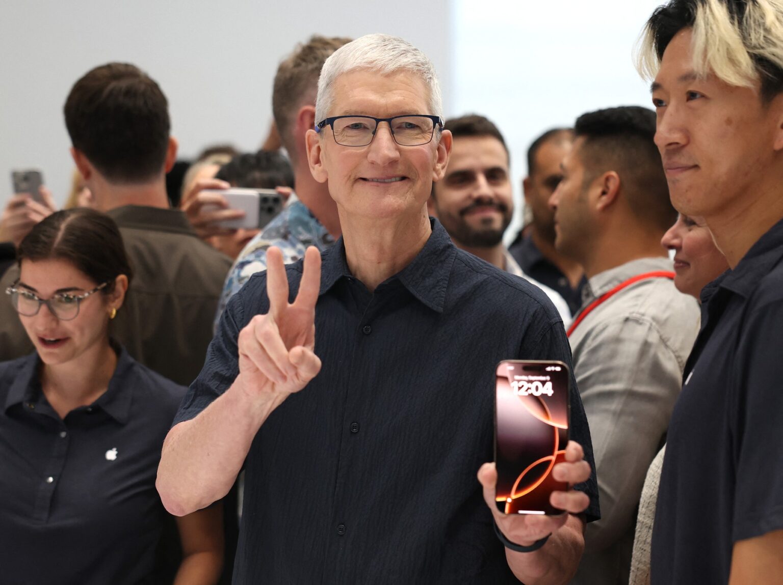 Generálny riaditeľ Apple Tim Cook  s novým iPhone 16 počas podujatia „Glowtime“ v areáli Apple Park v Cupertine, Kalifornia, USA, 9. septembra 2024.