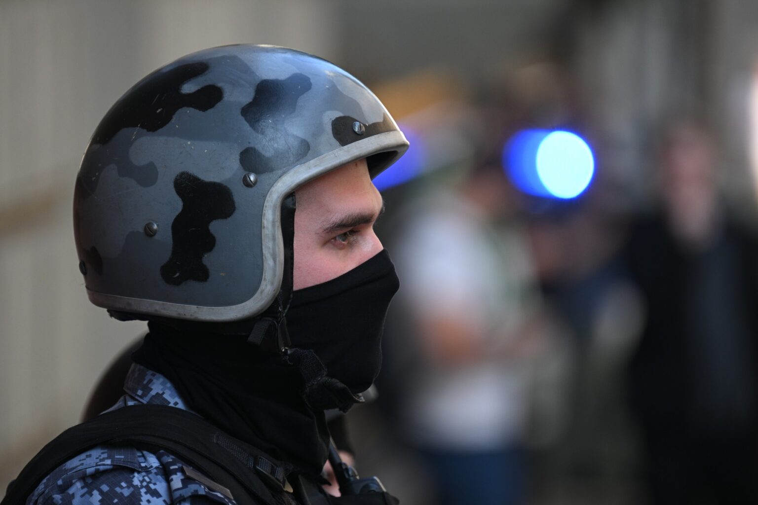 Príslušník polície stojí na stráži pred sídlom ruského internetového predajcu Wildberries po streľbe v Moskve, 18. 09. 2024. Foto. Profimedia.sk