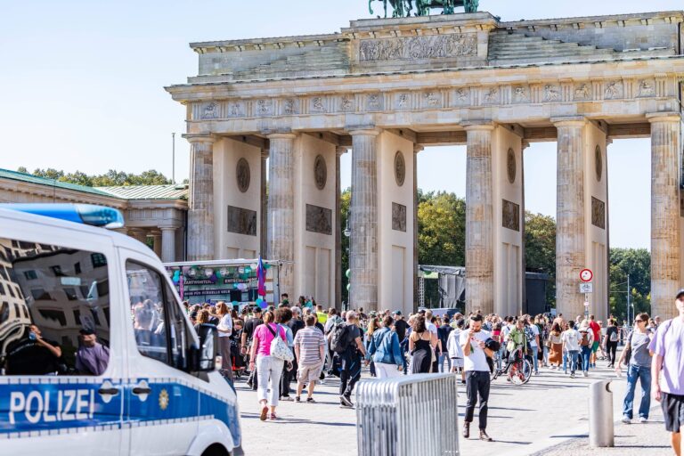 Fans der Hamas-Terroristen entrollen Transparent am Brandenburger Tor