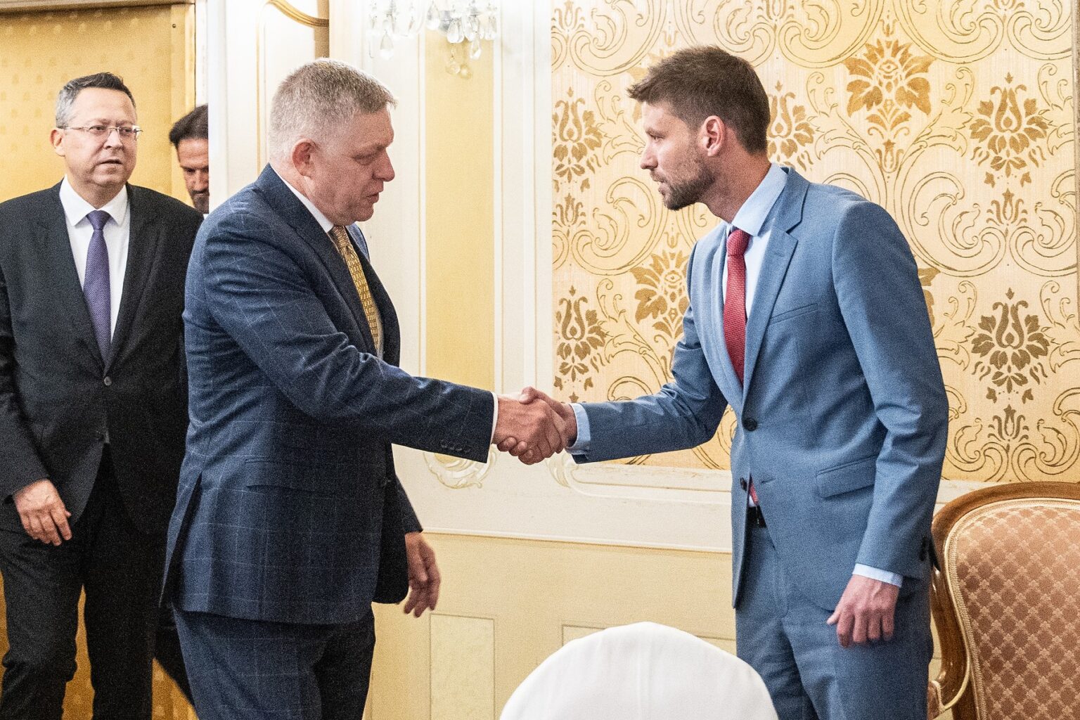 Robert Fico a Michal Šimečka pred rokovaním premiéra s predsedami opozície o konsolidácii na Úrade vlády v Bratislave 24. septembra 2024. Zdroj: Jozef Jakubčo / Petit Press / Profimedia