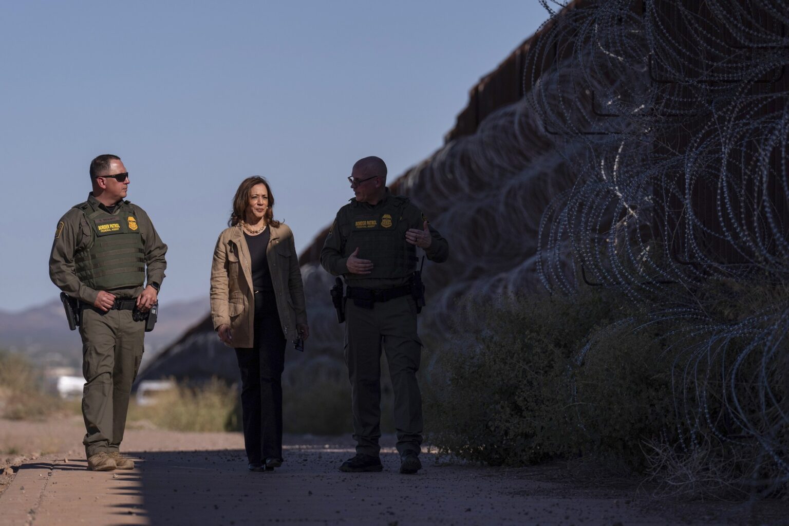 Viceprezidentka Kamala Harrisová na hraničnej hliadke na stanici Douglas, na hranici  s Mexikom, Arizona, piatok 27. septembra 2024. Foto: ČTK/AP/ Carolyn Kaster/Profimedia.sk