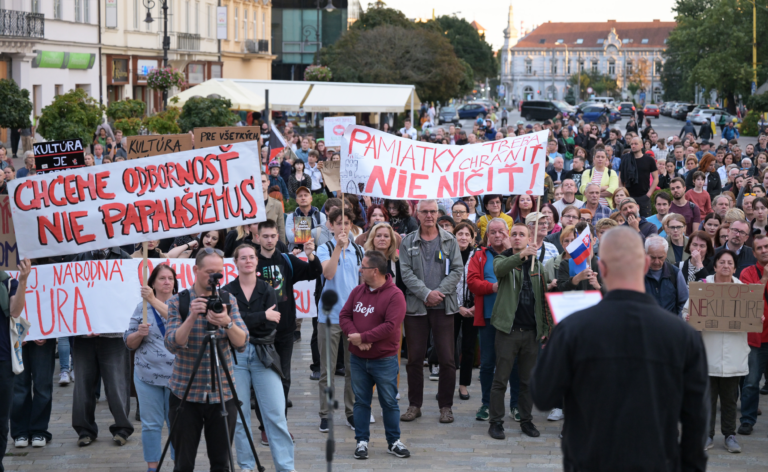 Vo viacerých mestách protestovali tisícky ľudí proti krokom Šimkovičovej rezortu