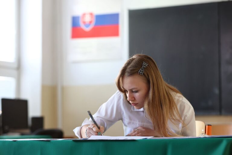 Odchod top slovenských maturantov do zahraničných škôl narastá