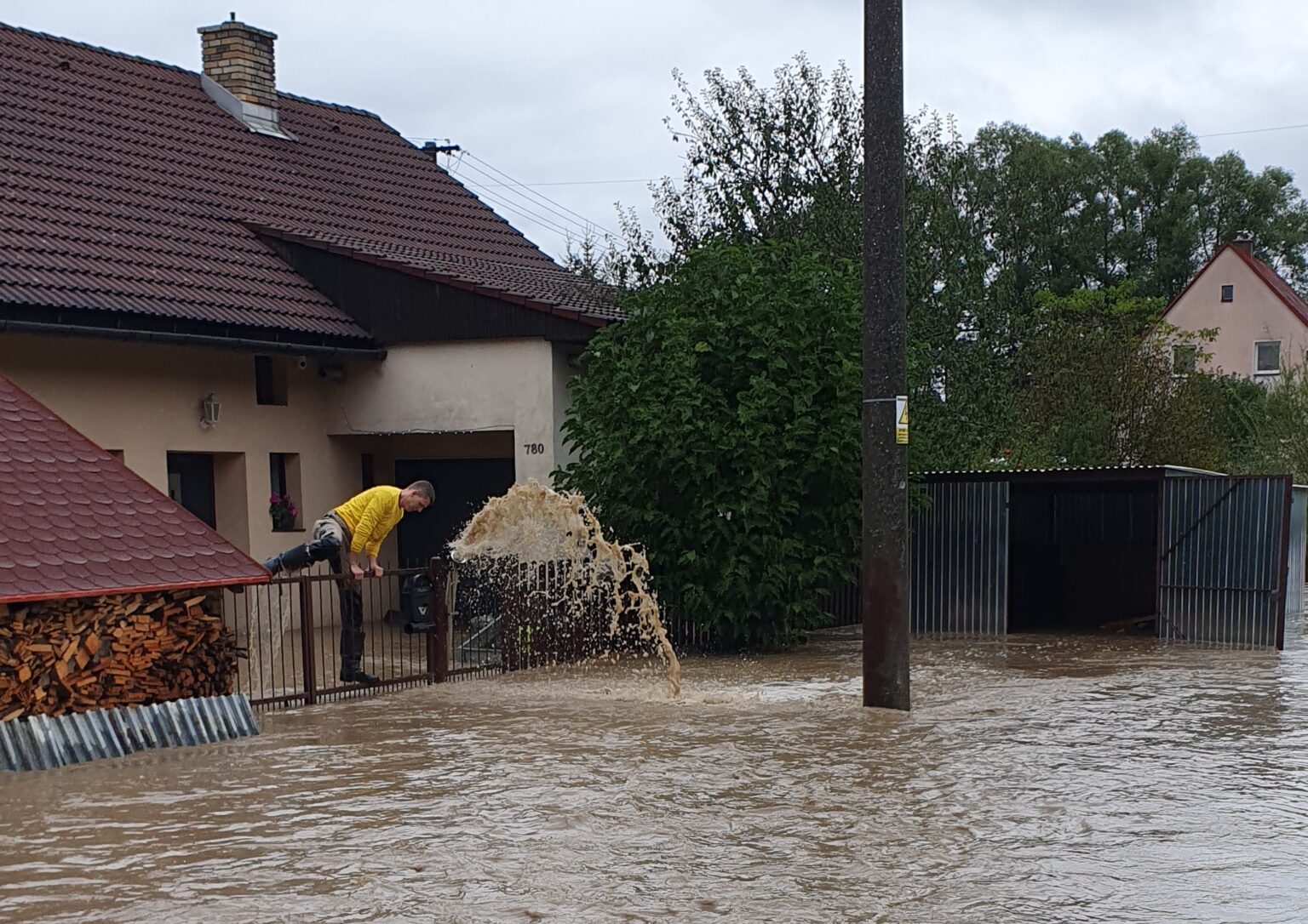 Zaplavený rodinný dom v Staškove. Foto: Matej Smreček