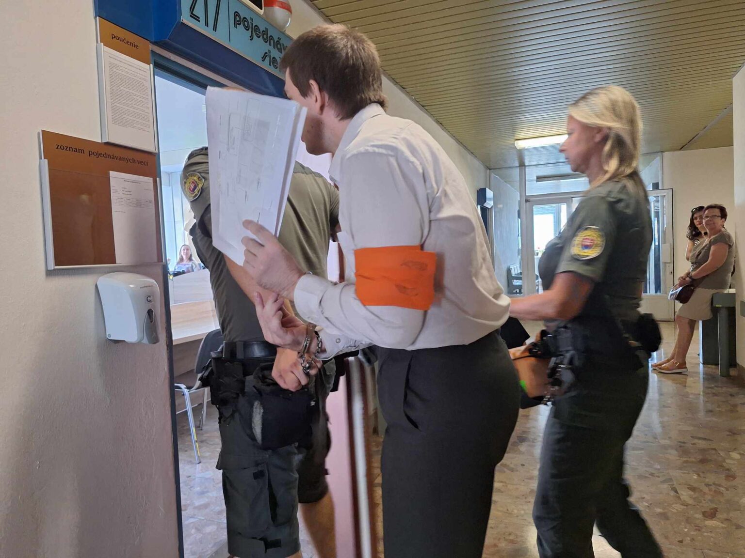 Obžalovaný Lukáš vstupuje do pojednávacej miestnosti. Rozsudok ho potešil. Foto: redakcia