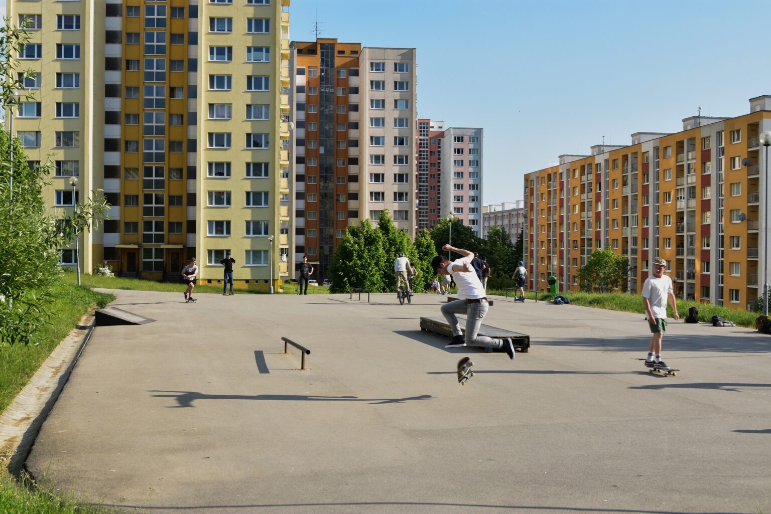 Plocha na sídlisku Sásová v Banskej Bystrici, ktorú kedysi využívali skateri, bikeri a kolobežkári.  Foto: Lukáš Mužla/TASR