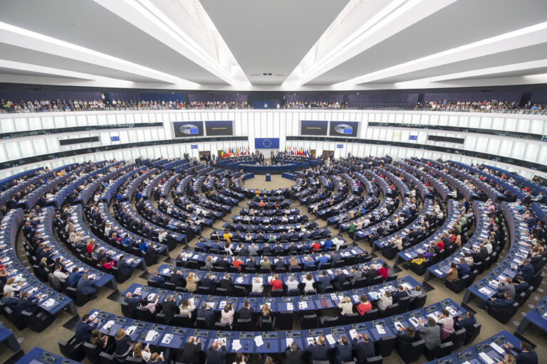 Europarlament schválil Ukrajine pôžičku 35 miliárd eur