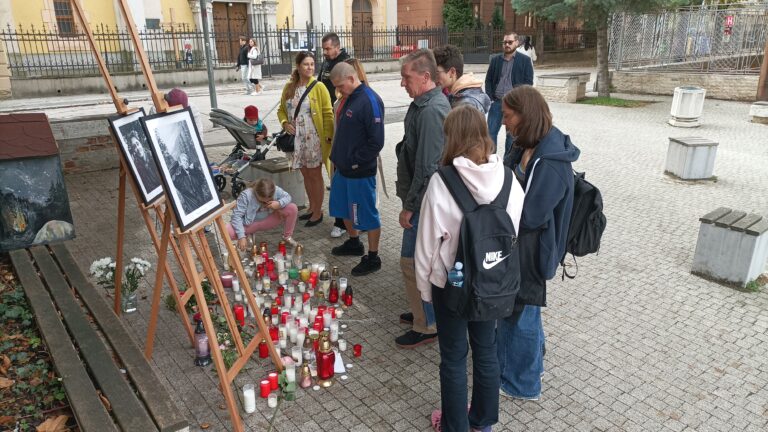 Počas Dňa pestrosti v Trenčíne si uctili obete spred Teplárne. Podujatie malo pokojný priebeh