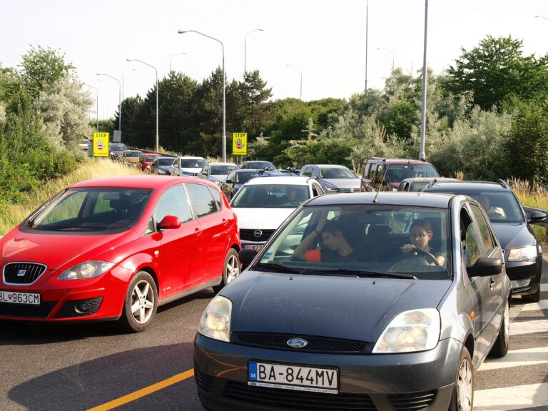 Na vjazde do Bratislavy po D2 od Malaciek a Stupavy sa tvorí kolóna