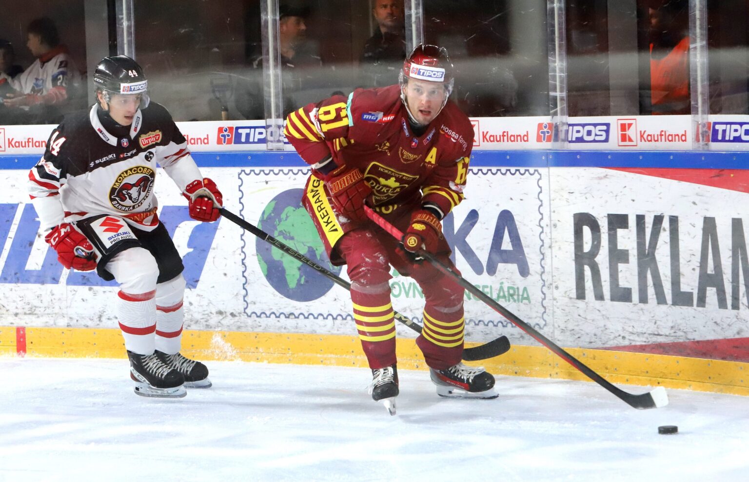 Na snímke zľava Ján Petriska (Banská Bystrica) a Filip AHL (Trnčín) počas zápasu 6. kola Tipos extraligy HC MONACObet Banská Bystrica - HK Dukla Trenčín. Foto: Ján Koršlák/TASR
