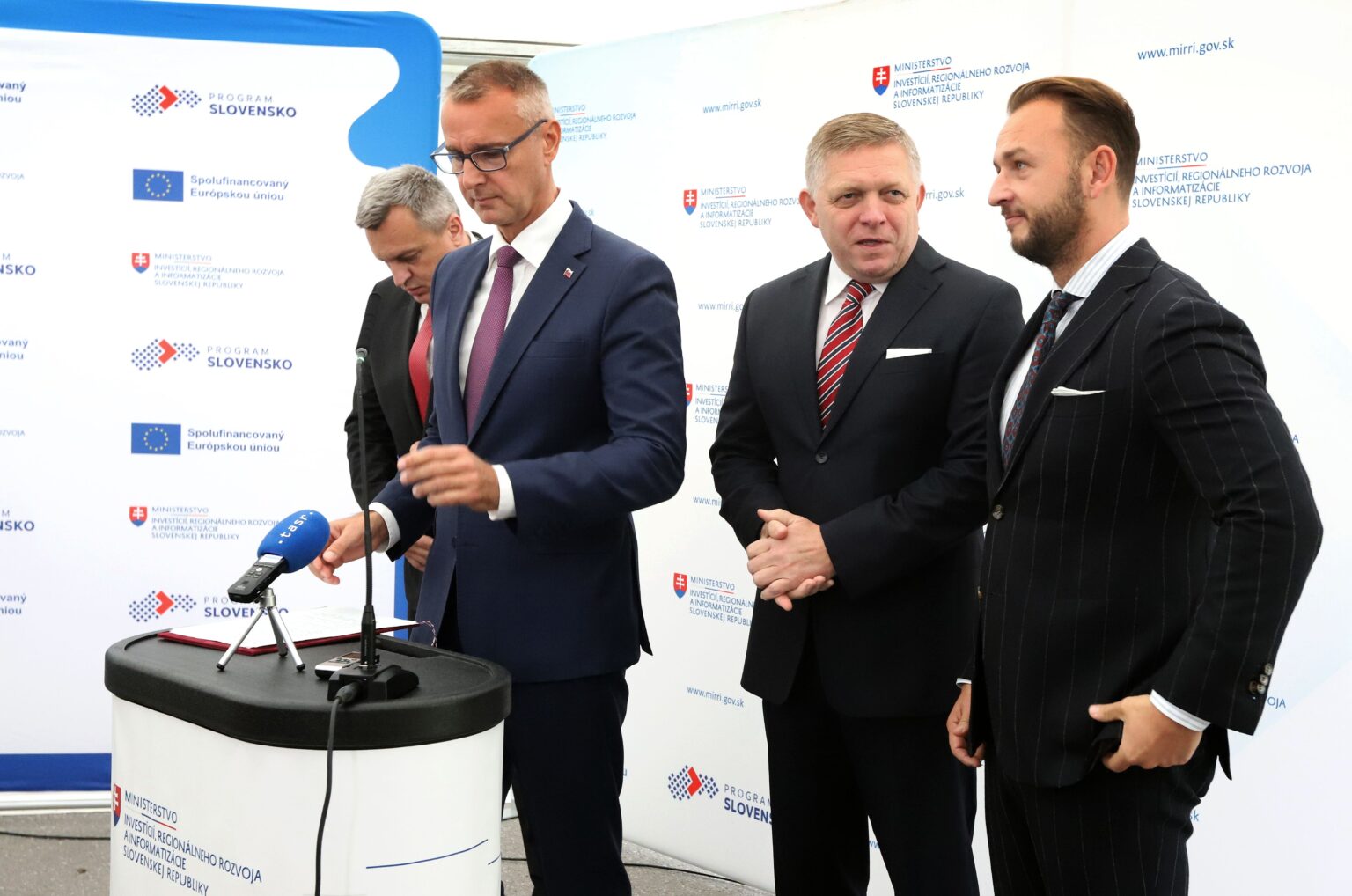 Zľava Andrej Danko, Richard Raši, Robert Fico a Matúš Šutaj Eštok. Foto: Ján Krošlák/TASR
