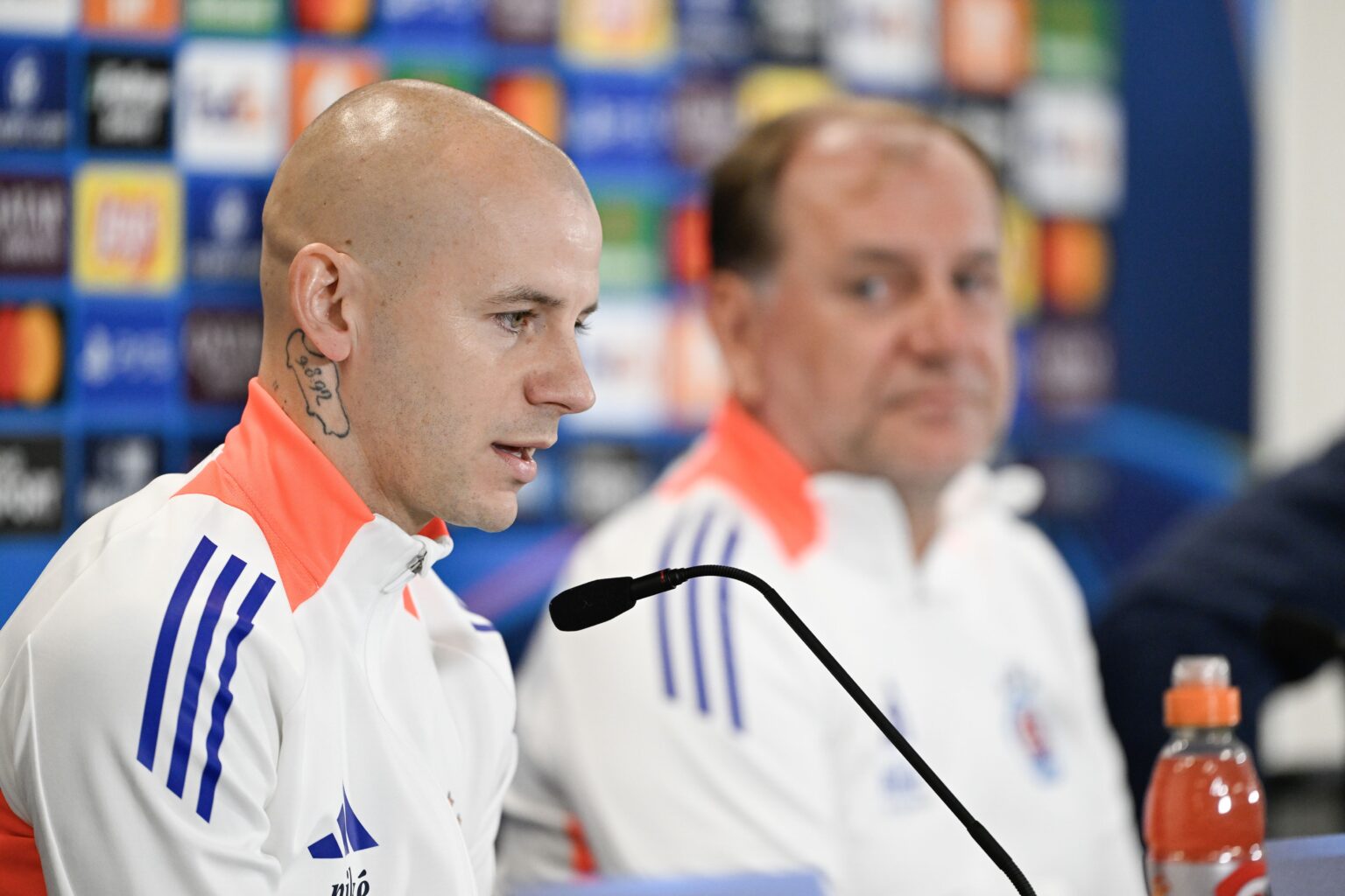Tréner ŠK Slovan Bratislava Vladimír Weiss a hráč a jeho syn Vladimír Weiss ml. počas tlačovej konferencie pred zápasom Ligy majstrov vo futbale ŠK Slovan Bratislava - Manchester City. Foto: TASR/Pavel Neubauer