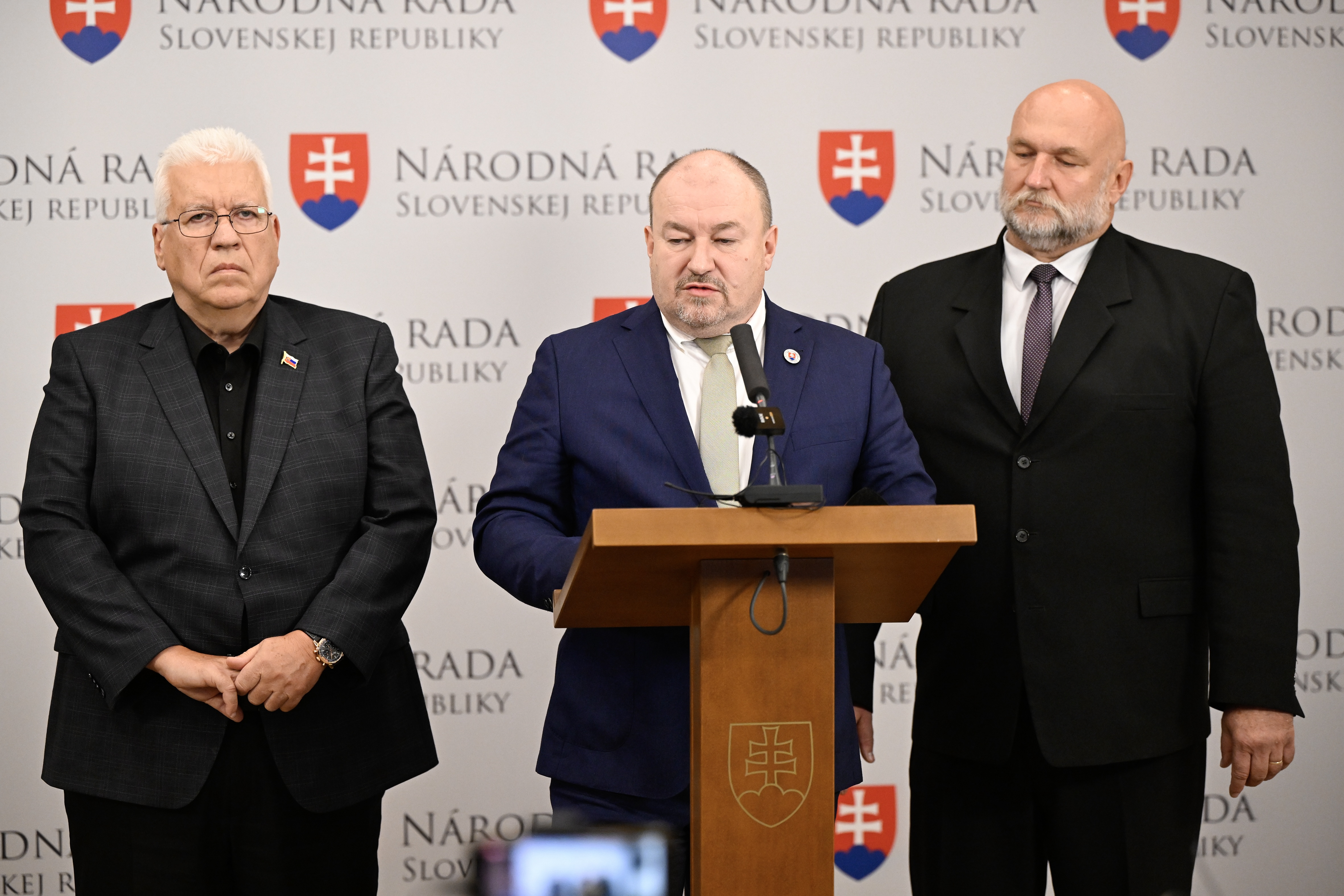 Huliakovci sa vzbúrili. Koalícia nateraz stratila v parlamente väčšinu