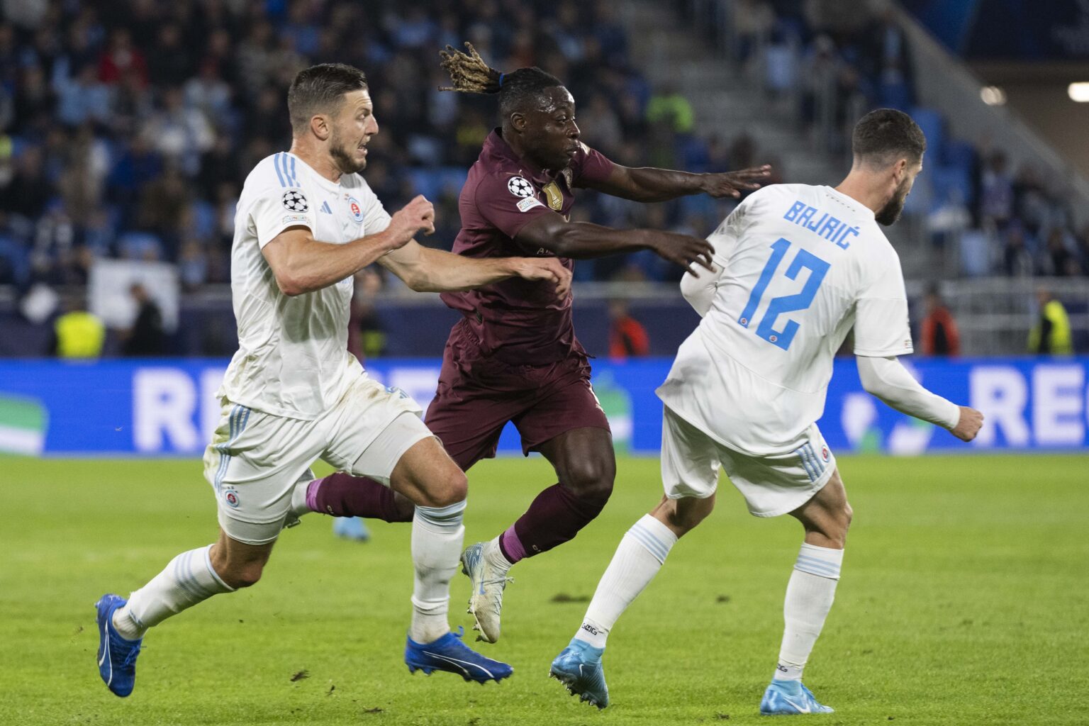 Na snímke zľava Kevin Wimmer (Slovan) Jeremy Doku (Manchester) a Kenan Bajrič (Slovan) v zápase 2. kola ligovej fázy Ligy majstrov vo futbale ŠK Slovan Bratislava - Manchester City. Foto: Jakub Kotian/TASR