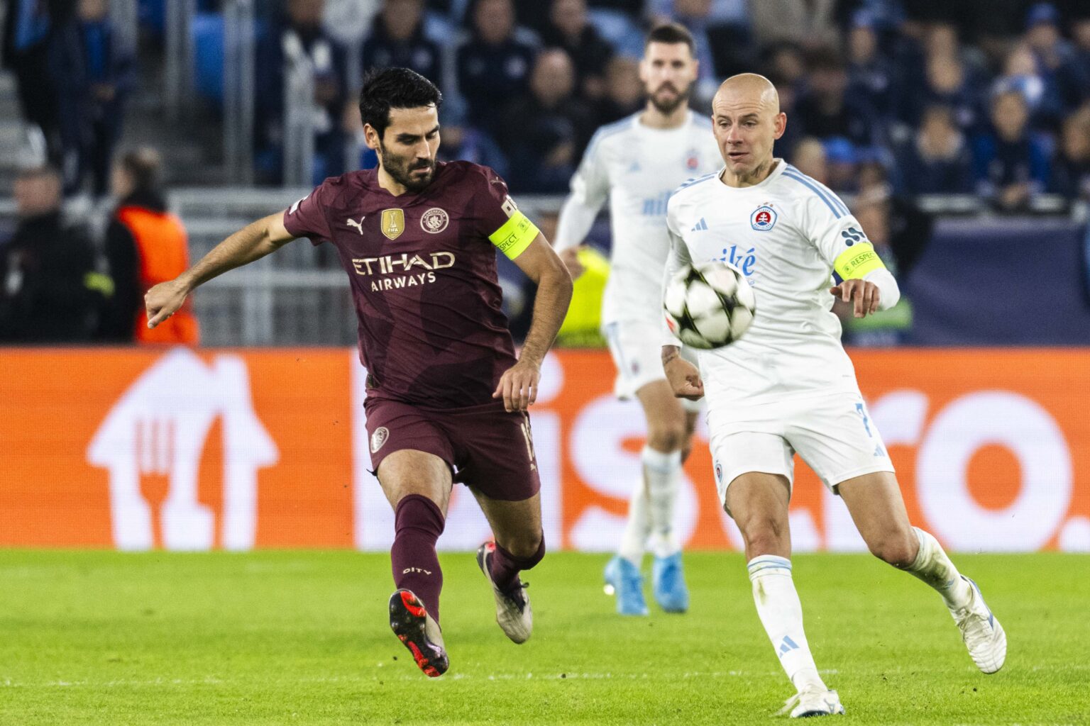 Na snímke zľava Ilkay Gündogan (Manchester) a Vladimír Weiss (Slovan) v zápase 2. kola ligovej fázy Ligy majstrov vo futbale ŠK Slovan Bratislava - Manchester City. Foto: Jakub Kotian/TASR