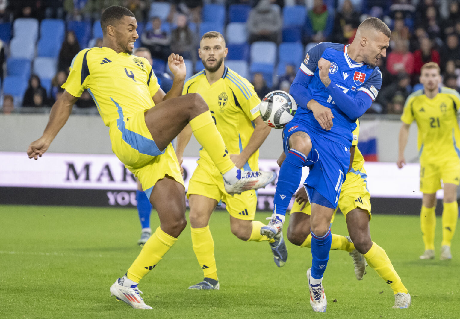 Vpravo Lukáš Haraslín (Slovensko) a vľavo Isak Hien (Švédsko) počas zápasu C-divízie Ligy národov Slovensko - Švédsko 11. októbra 2024 v Bratislave. Foto: Martin Baumann / TASR