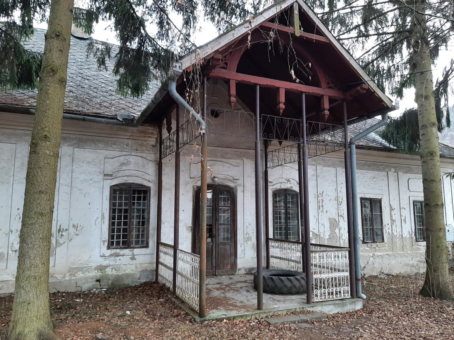 Zanedbaný areál Ebeczkého kúrie sa dočká obnovy. Foto: OOCR Gemer