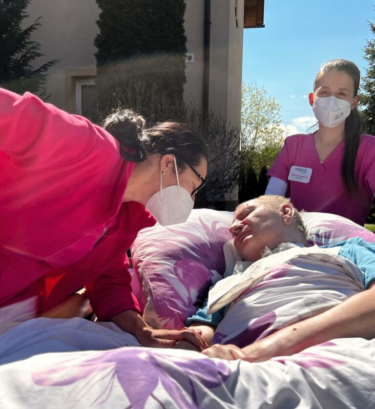 Peniaze na liečbu onkologických pacientov v domácnosti meškájú. Hospice prepúšťajú