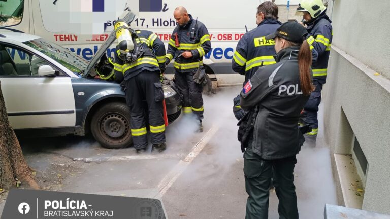 V Bratislave vzbĺklo odparkované auto