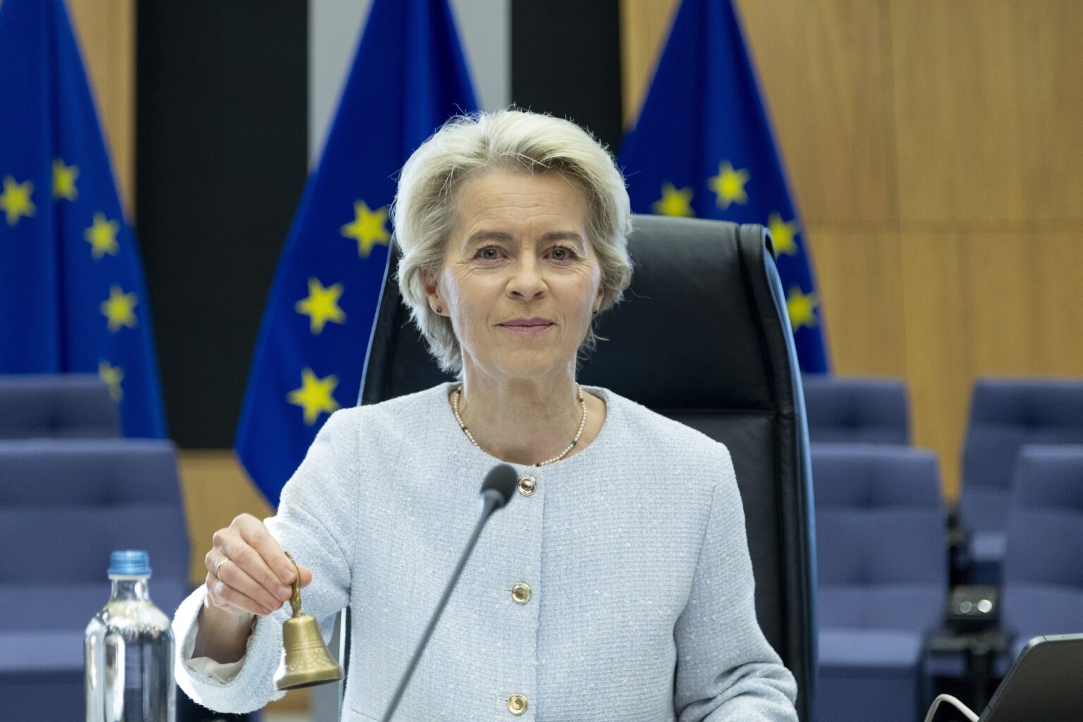 Predsedníčka Európskej komisie Ursula von der Leyenová zvoní. Foto: Omar Havana/AP