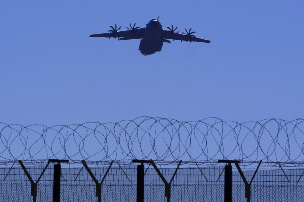 Transportné vojenské lietadlo odlieta z britskej vojenskej základne kráľovských vzdušných síl Akrotiri neďaleko prístavného mesta Limassol na Cypre 26. septembra 2024. Foto: TASR/AP