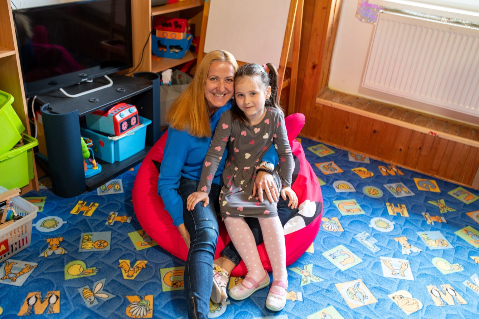 Helena Vlnková s dievčatkom s poruchou autistického spektra. Foto: Kristóf Gremsperger