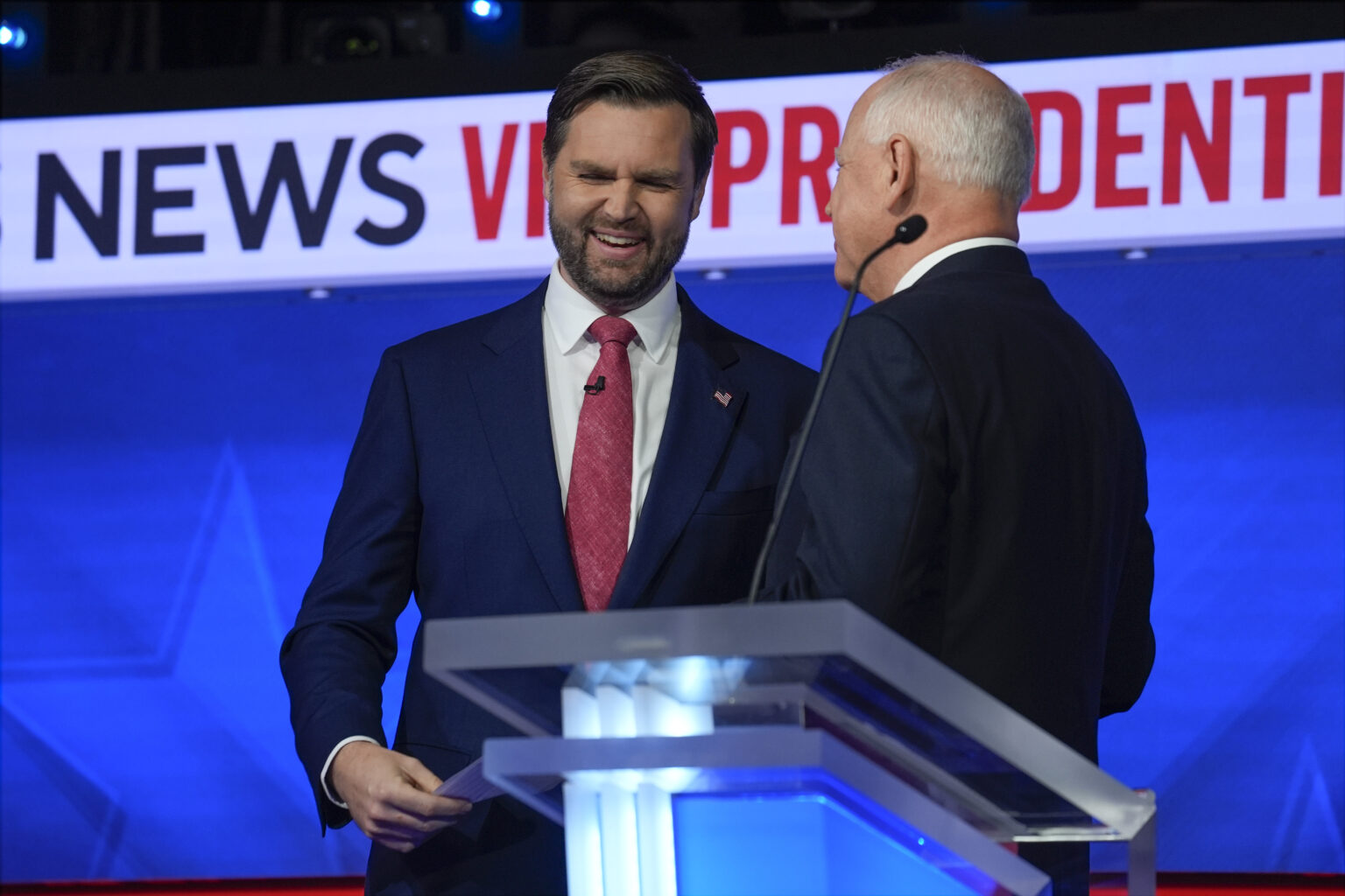 Demokratický kandidát na viceprezidenta Minnesoty, Tim Walz (vpravo) a republikánsky kandidát na viceprezidenta, sen. J. D. Vance (vľavo) počas viceprezidentskej debaty. Foto: TASR/AP
