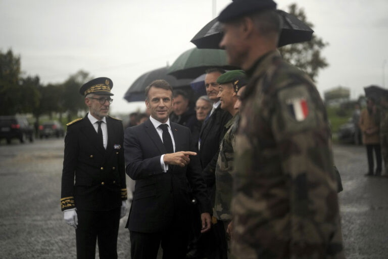 Macron navštívil ukrajinských vojakov, ktorí trénujú vo Francúzsku