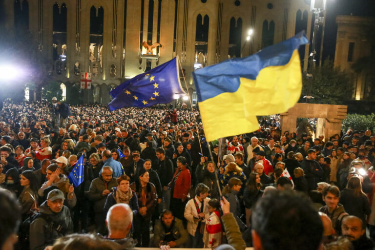 V Tbilisi pokračujú protivládne protesty. Poslancov označili za „Rusov“ a „otrokov“