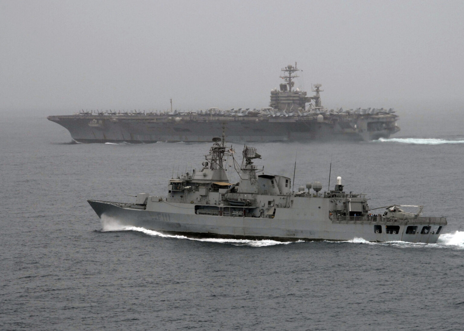Novozélandská frigata HMNZS Te Mana pred americkou lietadlovou loďou USS Abraham Lincoln. Foto: www.navy.mil