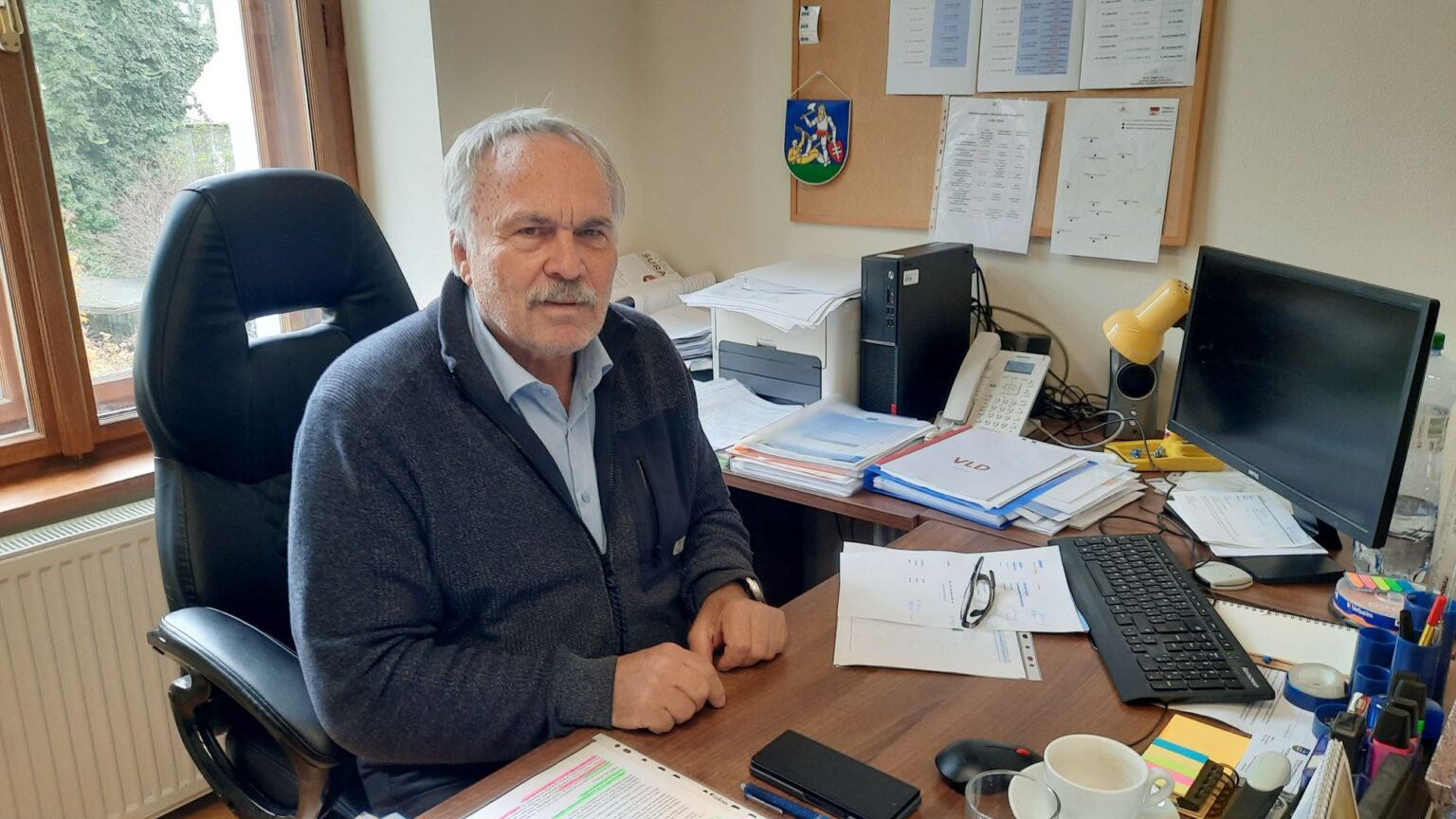 Hlavný lekár nitrianskej župy Bruno Rudinský upokojuje ľudí v Nitrianskom kraji. Foto: Jozef Uhlárik