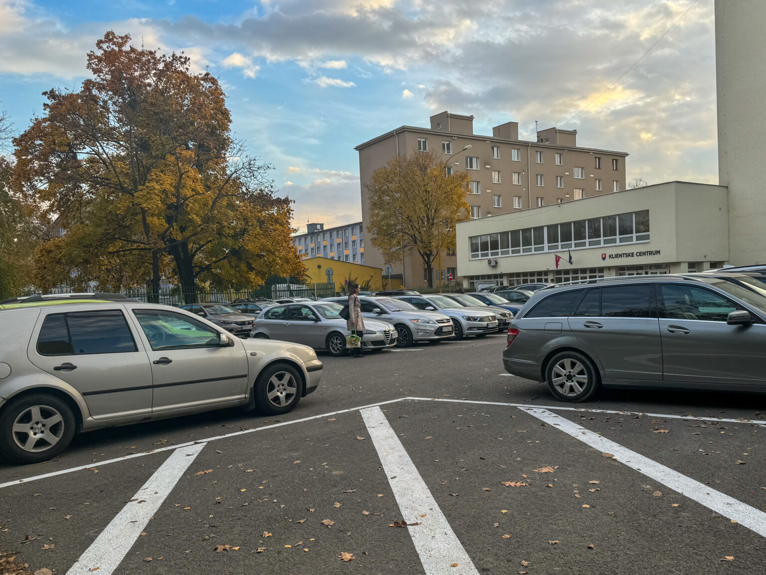 Parkovisko na Hroncovej ulici v mestskej časti Sever, kde boli vyznačené parkovacie miesta. Foto: redakcia