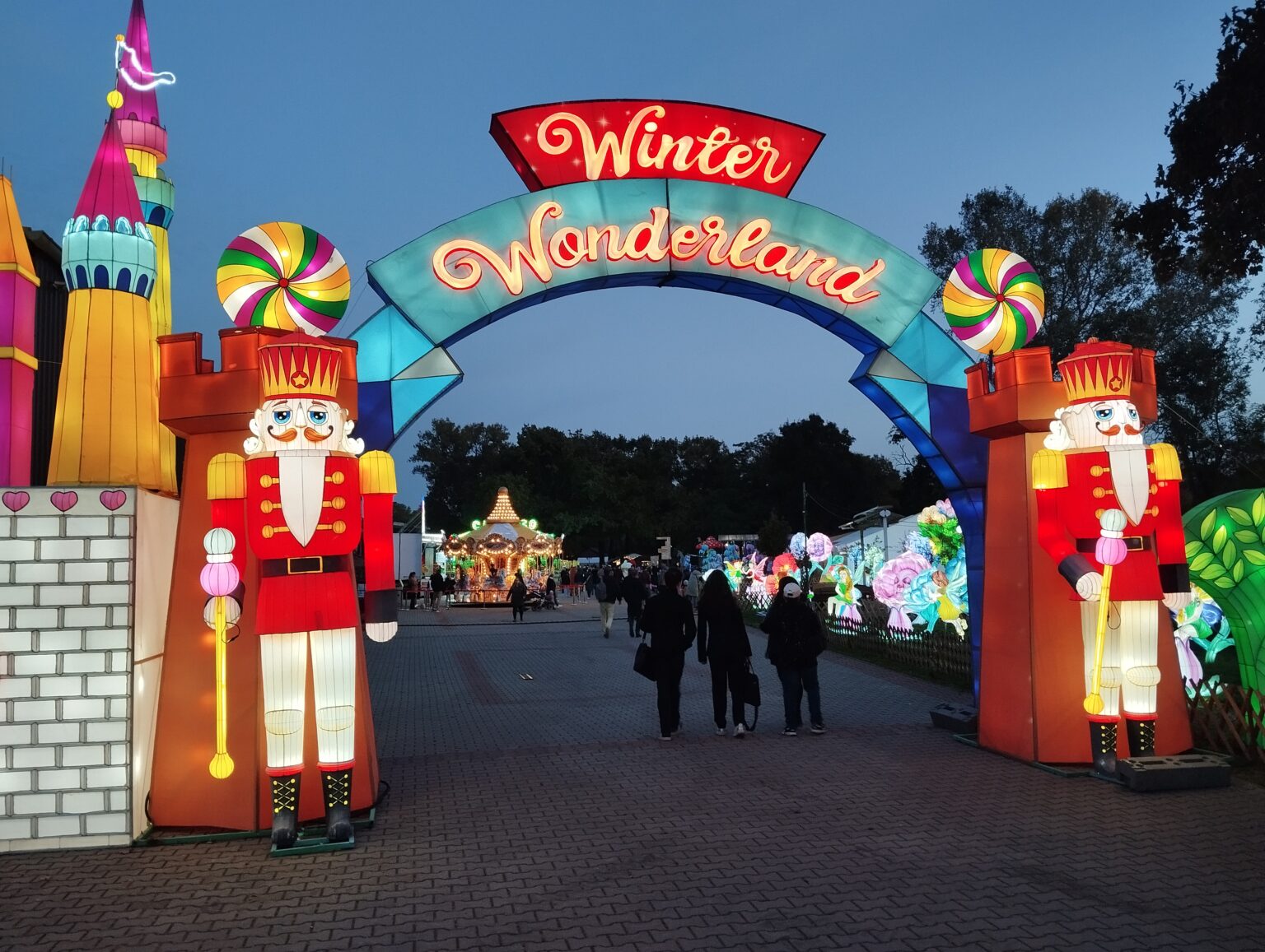 V Bratislave sa otvoril svetelný zábavný park Winter Woderland, zostane otvorený až do konca zimy. Foto: Ján Vida
