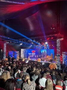 Deti, ľúbte rodičov a vy svoje deti, odkázalo dievča z domova počas koncertu Úsmev ako dar