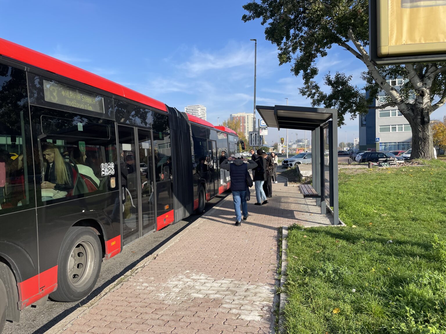 Viacerým prístreškom na autobusových zastávkach chýbajú bočné steny. Foto: Miroslava Pavlíková