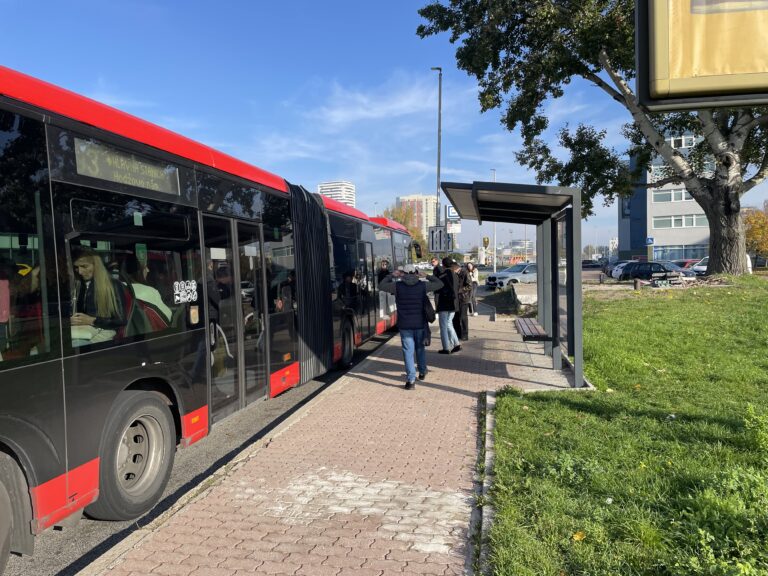 Pekné, no málo funkčné? Ľudia sa v nových prístreškoch MHD sťažujú na dážď a vietor