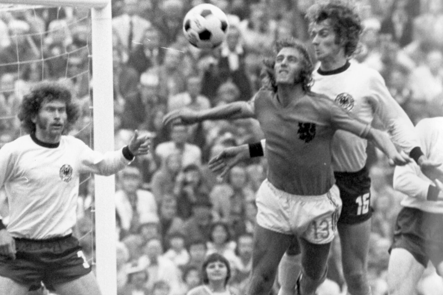 Na archívnej snímke zo 7. júla 1974 bojujú o loptu futbalista NSR Rainer Bonhof (vpravo) a hráč Holandska Johan Neeskens. Vľavo je ďalší nemecký hrác Paul Breitner. Foto: TASR/AP  