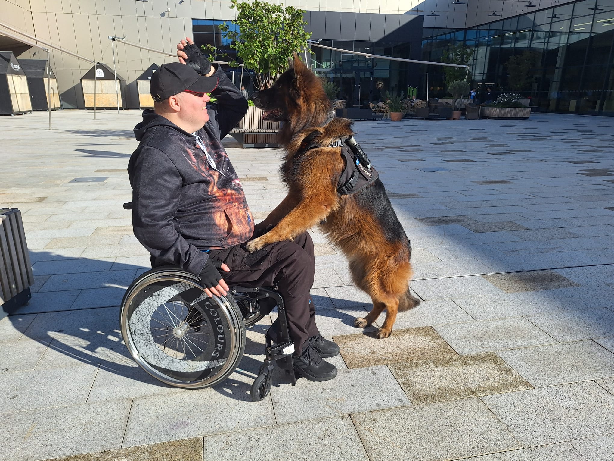 Muž na vozíku a jeho pes Maiki spoločne pomáhajú deťom, jazdia v bugine aj na paddleboarde