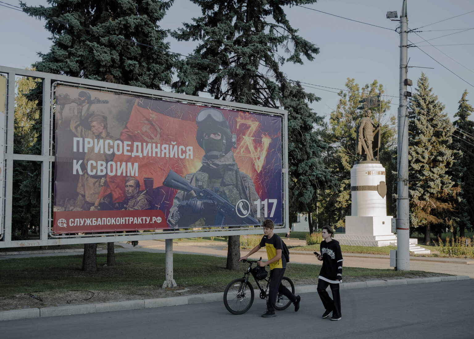 Armádny náborový plagát v ruskom Kursku v auguste. Prezident Vladimír Putin nariadil zvýšiť stavy ruskej armády o 180 000 príslušníkov na 1,5 milióna. Foto: Nanna Heitmann pre New York Times