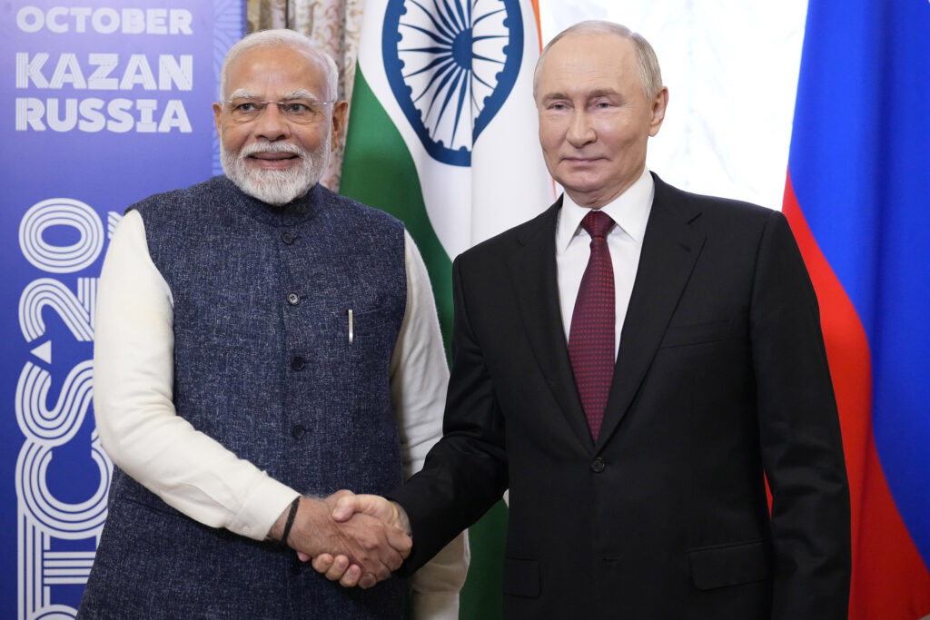 Ruský prezident Vladimir Putin (vpravo) a indický premiér Naréndra Módí si podávajú ruky počas stretnutia v rámci samitu skupiny BRICS v Kazani 22. októbra 2024. Foto: TASR/AP