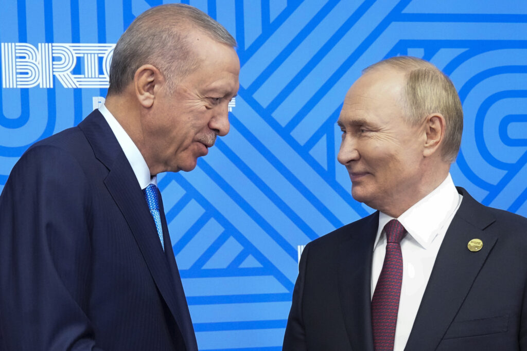 Ruský prezident Vladimir Putin (vpravo) a turecký prezident Recep Tayyip Erdogan počas ich stretnutia v rámci samitu skupiny BRICS v Kazani v Rusku 23. októbra 2024. Foto: TASR/AP