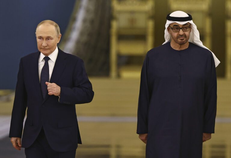 Emiráty sú pripravené podporiť mierové úsilie na Ukrajine, povedal emir Putinovi