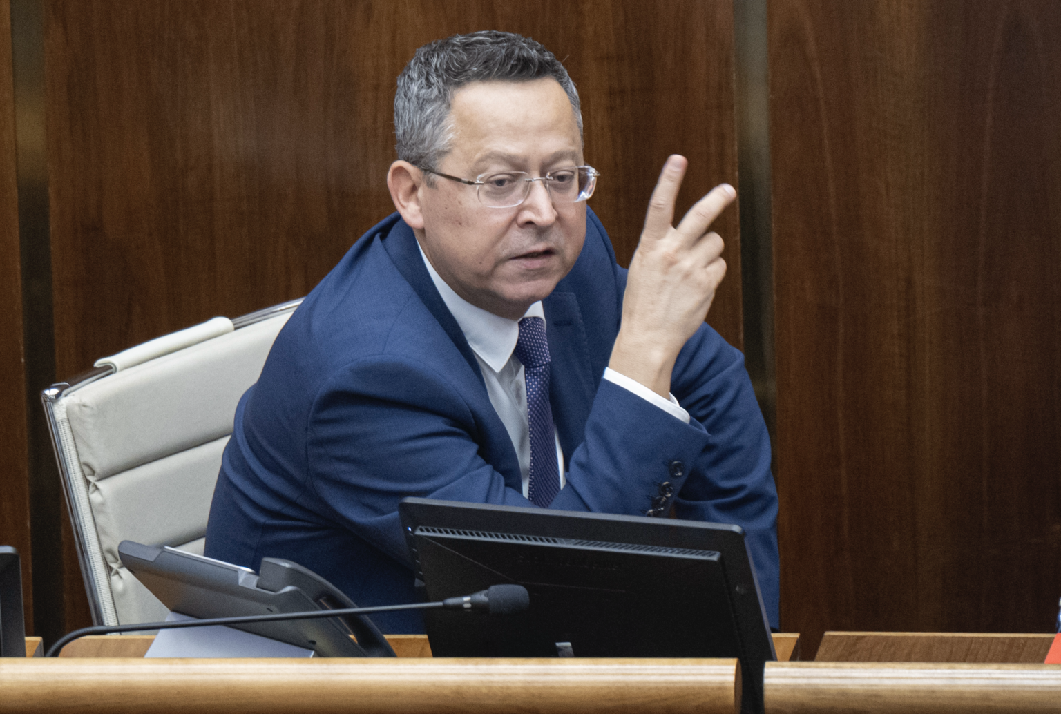 Na snímke minister financií SR Ladislav Kamenický (Smer) počas parlamentnej schôdze ku konsolidačnému balíku.
Foto: TASR/Martin Baumann