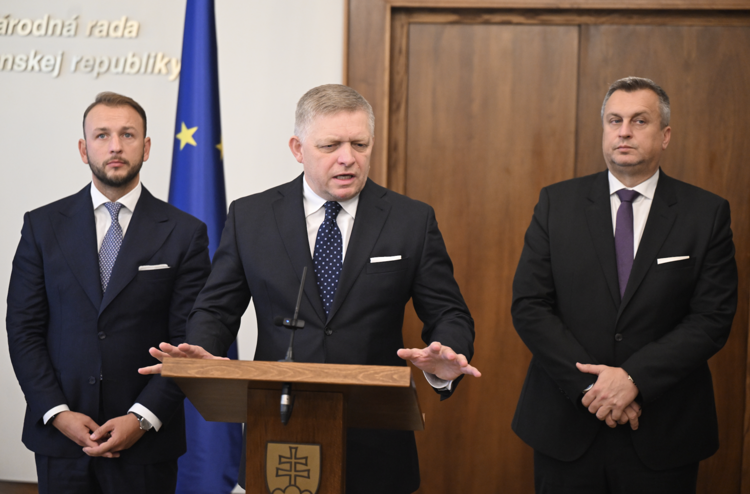 Matúš Šutaj Eštok (zľava), Robert Fico, Andrej Danko. Foto: Martin Baumann/TASR