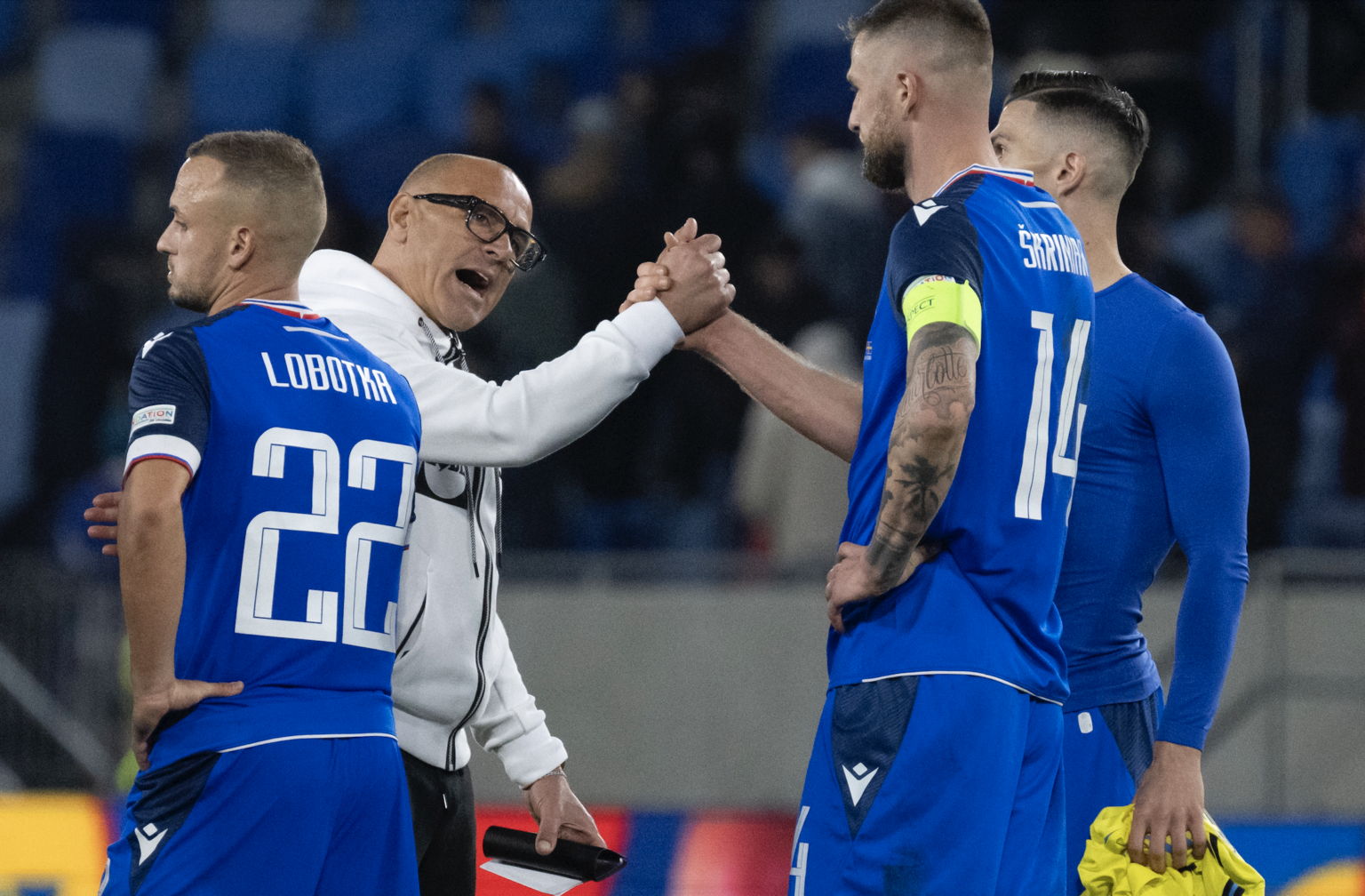 Francesco Calzona ďakuje svojim hráčom po zápase Ligy národov Slovensko - Švédsko 11. októbra 2024 v Bratislave. Foto: Martin Baumann/TASR