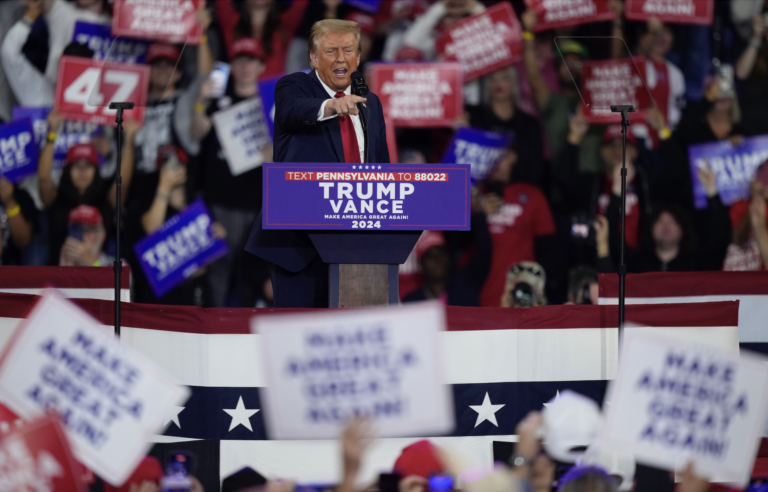 Neďaleko Trumpovho mítingu v Kalifornii zadržali muža s nabitými zbraňami