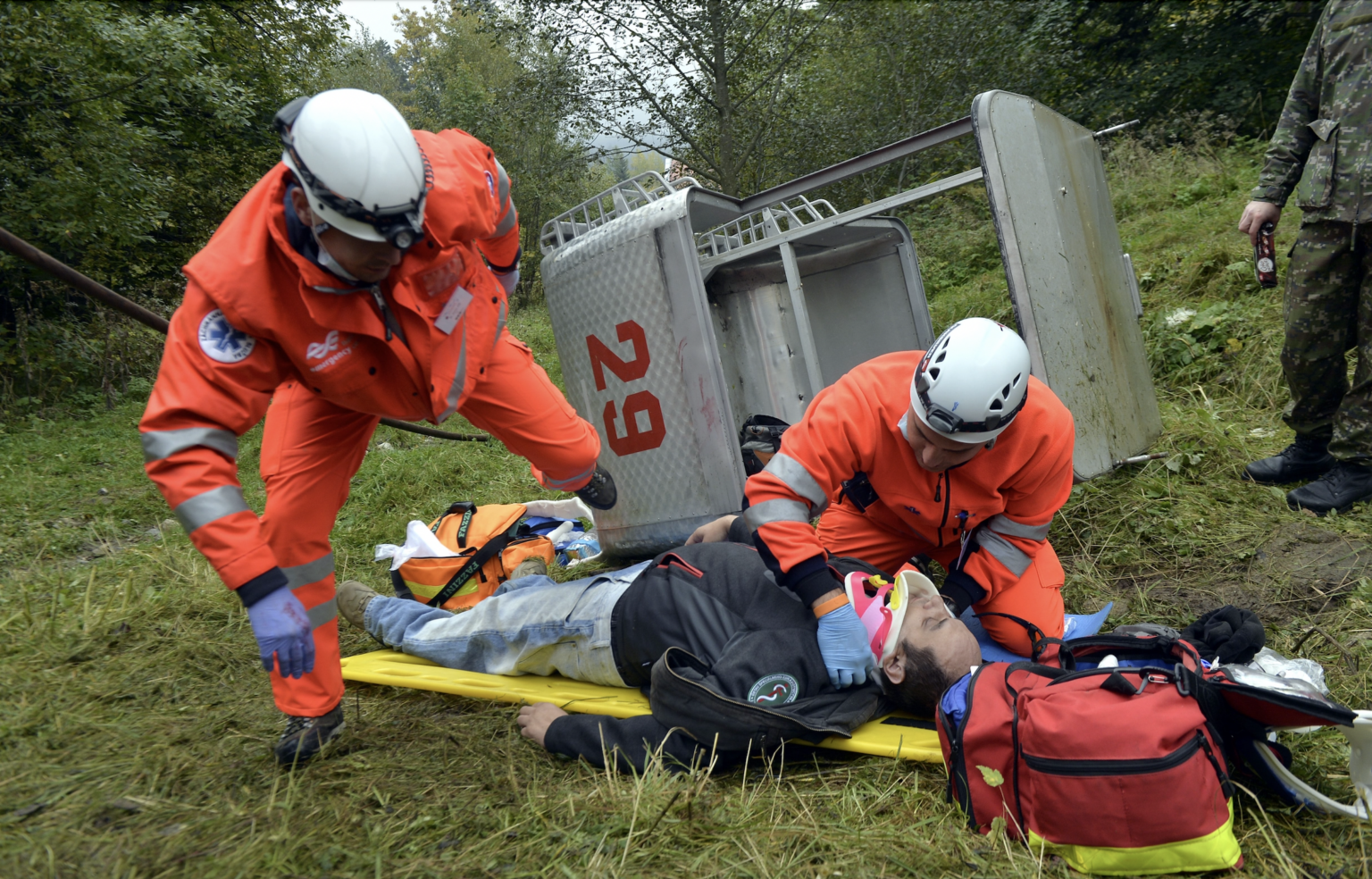 Záchranári z Banskej Bystrice riešia súťažnú úlohu - pomoc zranenému po páde lanovky v Tatranskej Lomnici. Foto: Vladimír Benko/MV SR/TASR