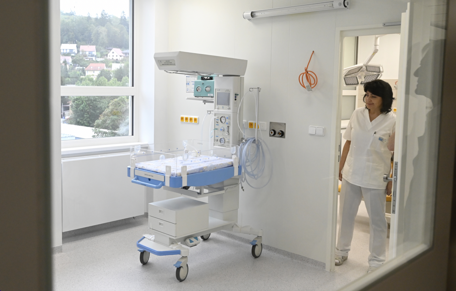 Zdravotníčka si prezerá zrekonštruovanú pôrodnú sálu v Nemocnici s poliklinikou Považská Bystrica, 19. septembra 2023 v Považskej Bystrici. Foto: Radovan Stoklasa/TASR