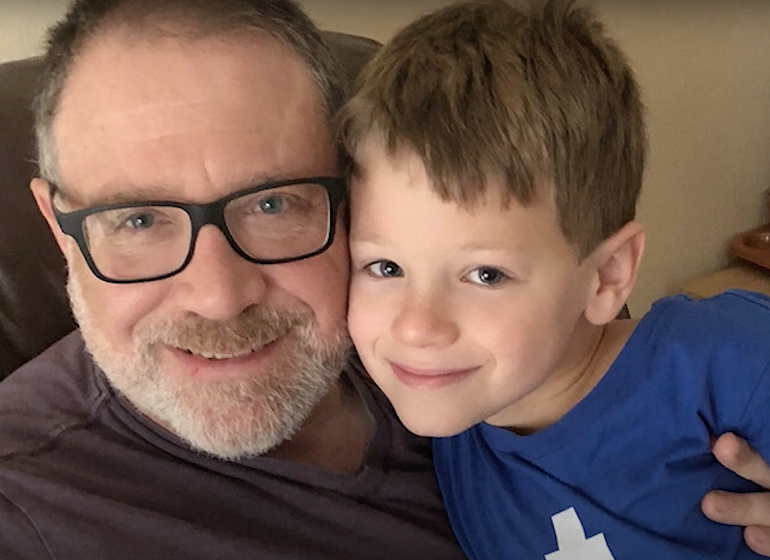 Jeffrey Younger so synom Jamesom. Foto: Reprofoto:YouTube